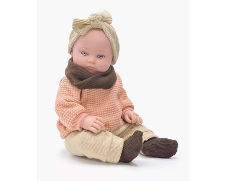 Poupée Yaëlle habillée de ses habits d'hiver avec pull en maille rose - Bambinis