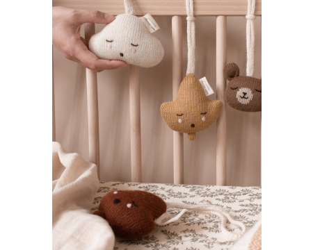 Hochet feuille à suspendre sienne en laine d'alpaga