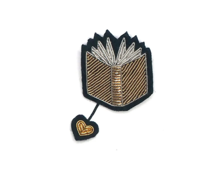 Broche brodée à la main - BOOK BROOCH - Macon & Lesquoy
