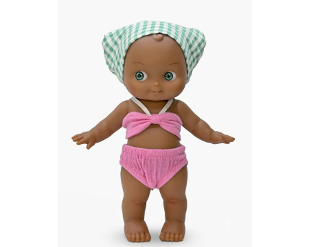 Prunelle à la plage et sa tenue rose bonbon MINIKANE