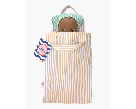 Prunelle à la plage et sa tenue rose bonbon MINIKANE