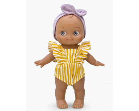 Maïa à la plage et sa tenue rayée jaune MINIKANE