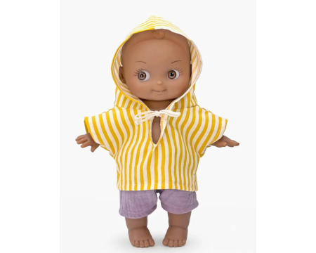 Noah à la plage et sa tenue rayée jaune MINIKANE