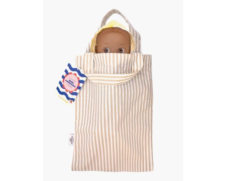 Noah à la plage et sa tenue rayée jaune MINIKANE