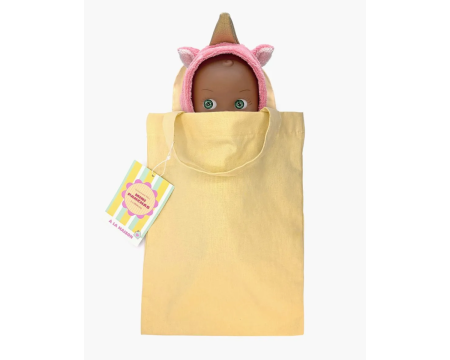 Prunelle à la maison et sa combinaison licorne MINIKANE